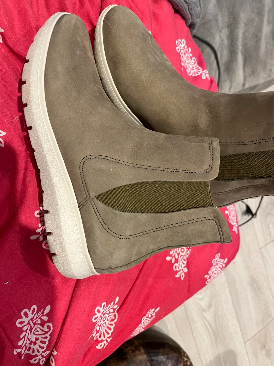 Earth Origins United Chelsea Boots Size 8.5 image indicator(2)