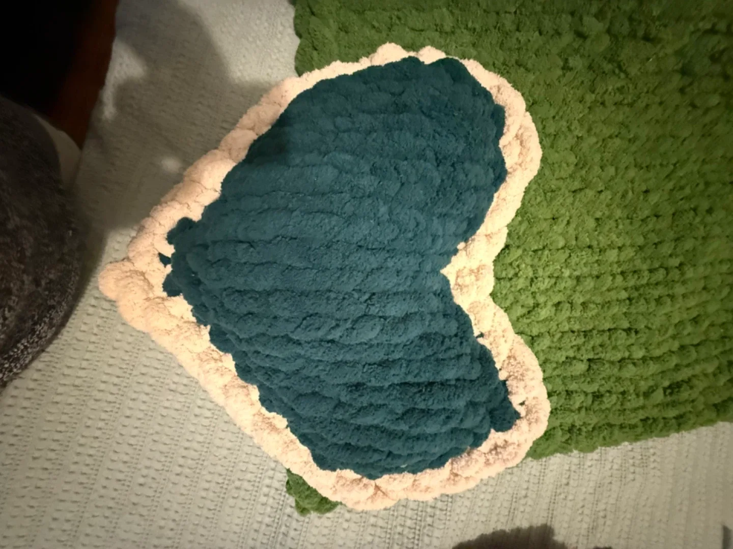 Handmade Chunky Knit Blanket & Heart Pillow image indicator(2)