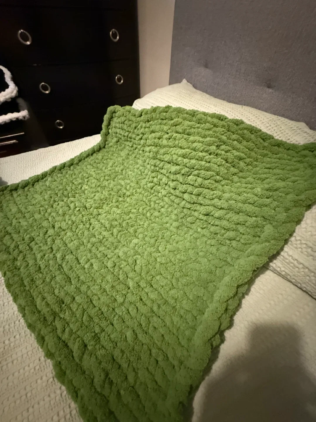 Handmade Chunky Knit Blanket & Heart Pillow image indicator(3)