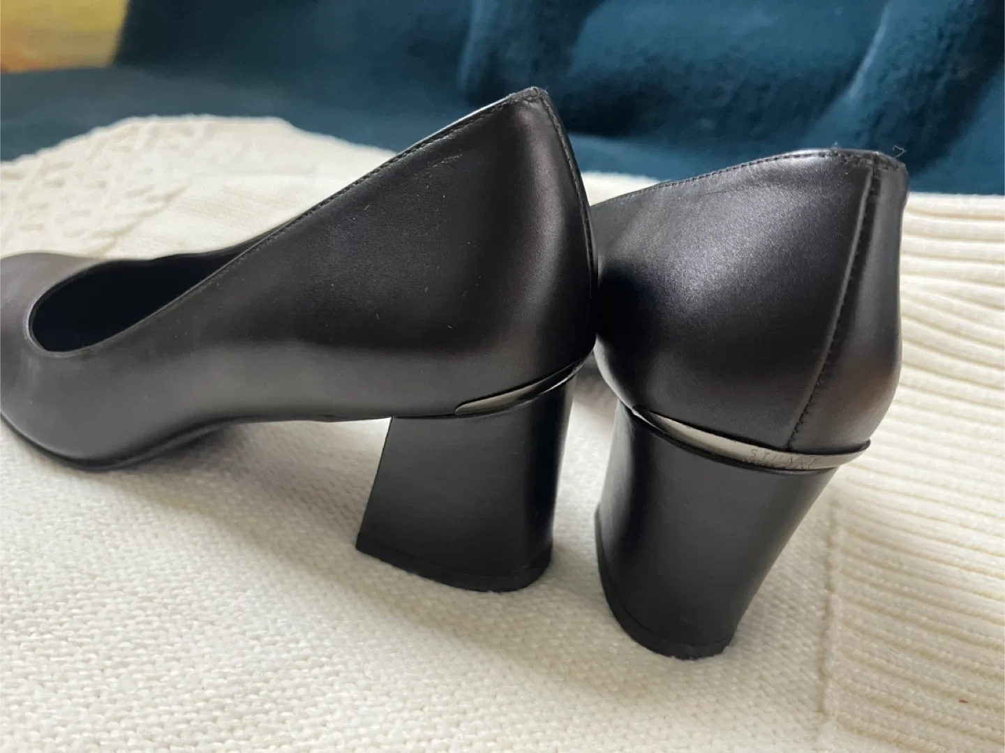 Stuart Weitzman black pumps image indicator(2)