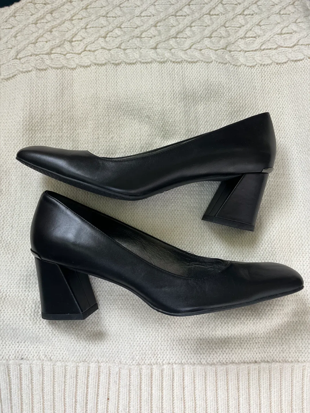 Stuart Weitzman black pumps image indicator(3)