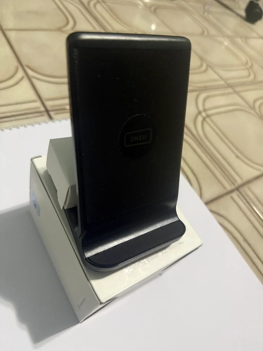 INIU AirFuel Qi 15W Wireless Charger Stand image indicator(2)