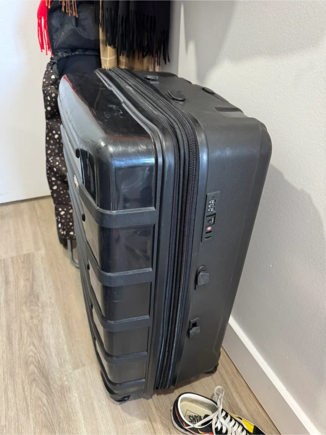 Hard-Shell Travel Luggage image indicator(2)