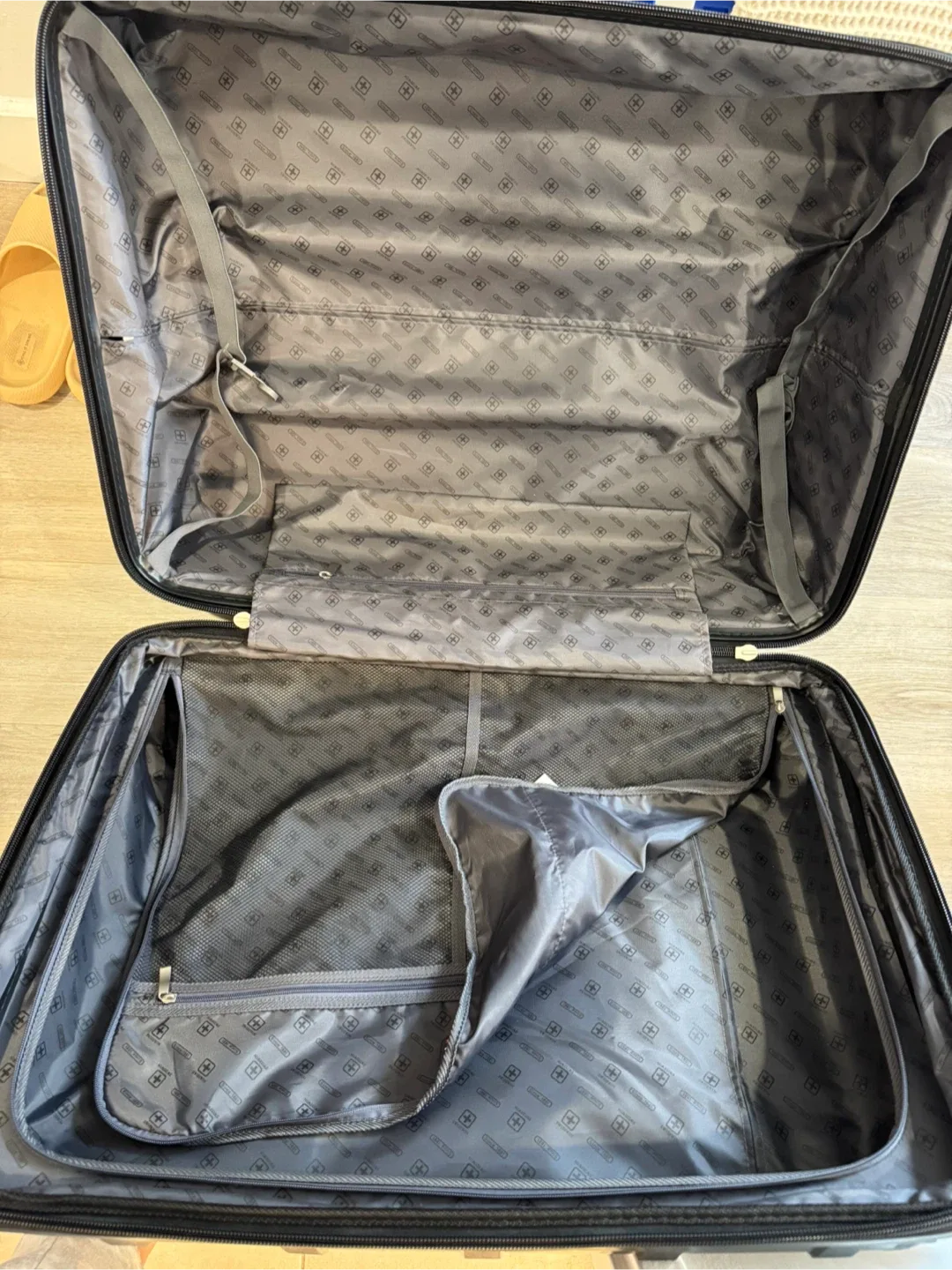 Hard-Shell Travel Luggage image indicator(5)