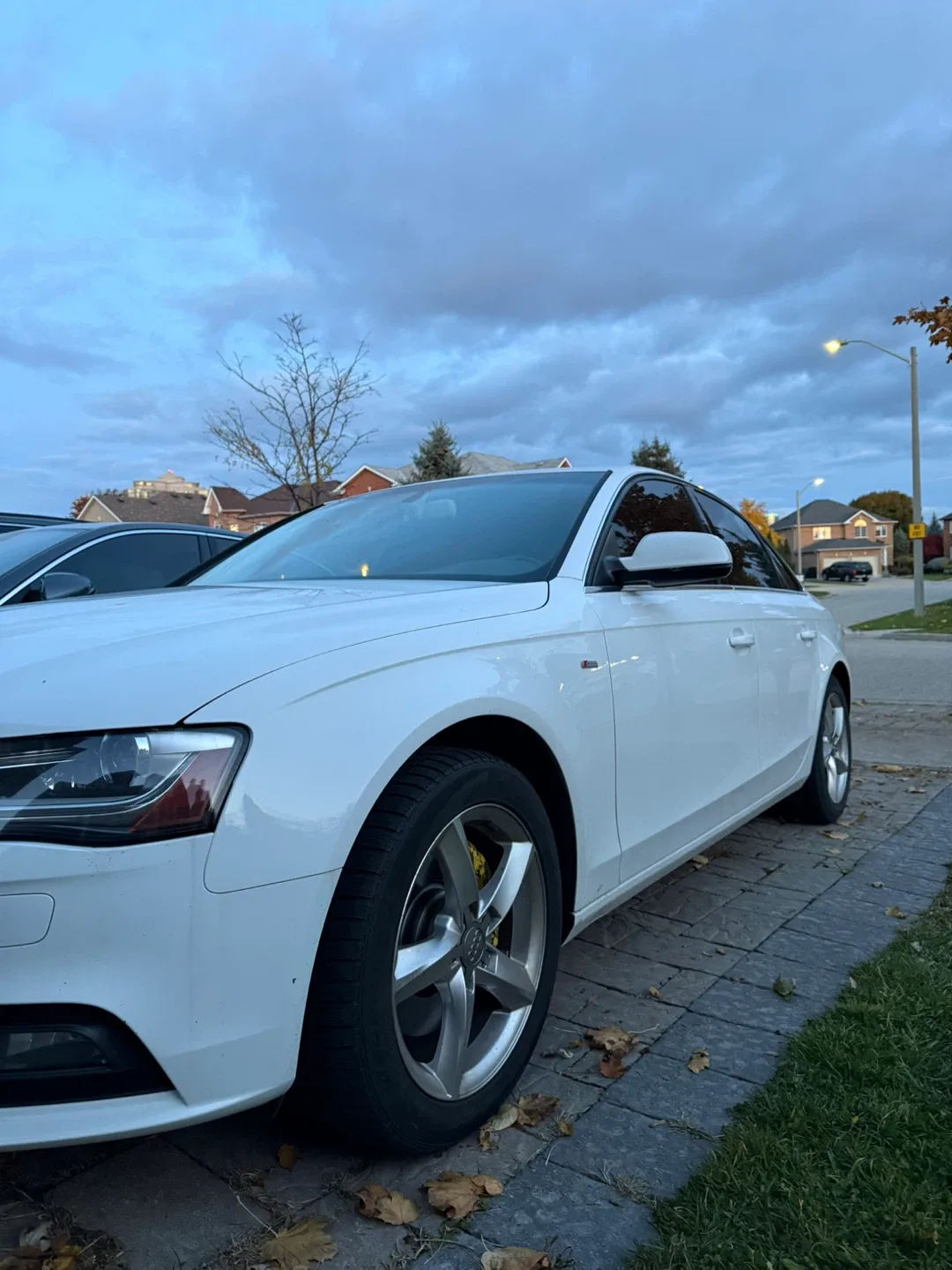 Audi A4 White Sedan image indicator(2)