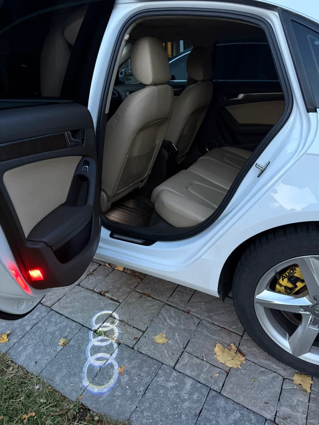 Audi A4 White Sedan image indicator(3)