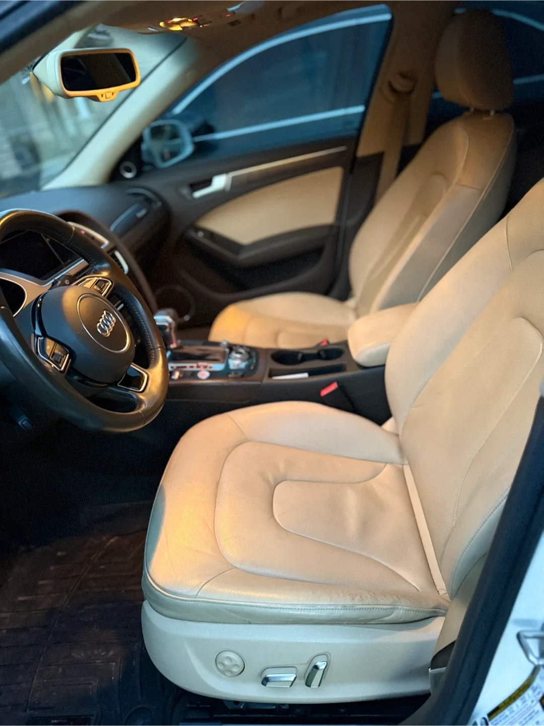 Audi A4 White Sedan image indicator(5)