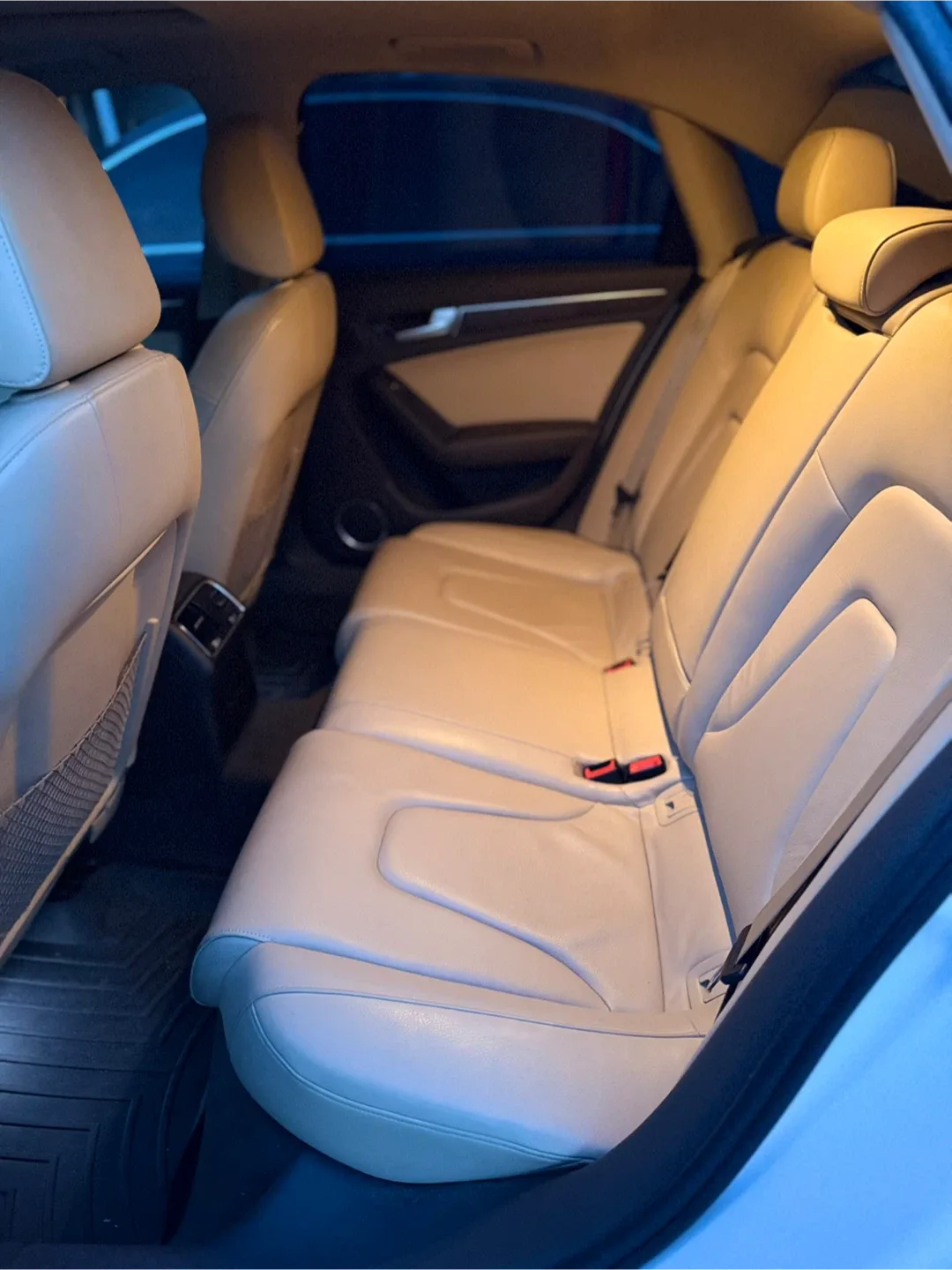 Audi A4 White Sedan image indicator(4)