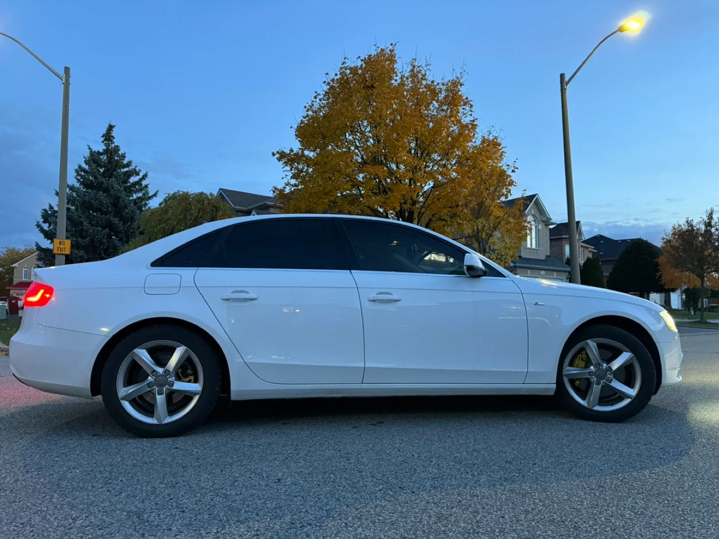 Audi A4 White Sedan image indicator(9)