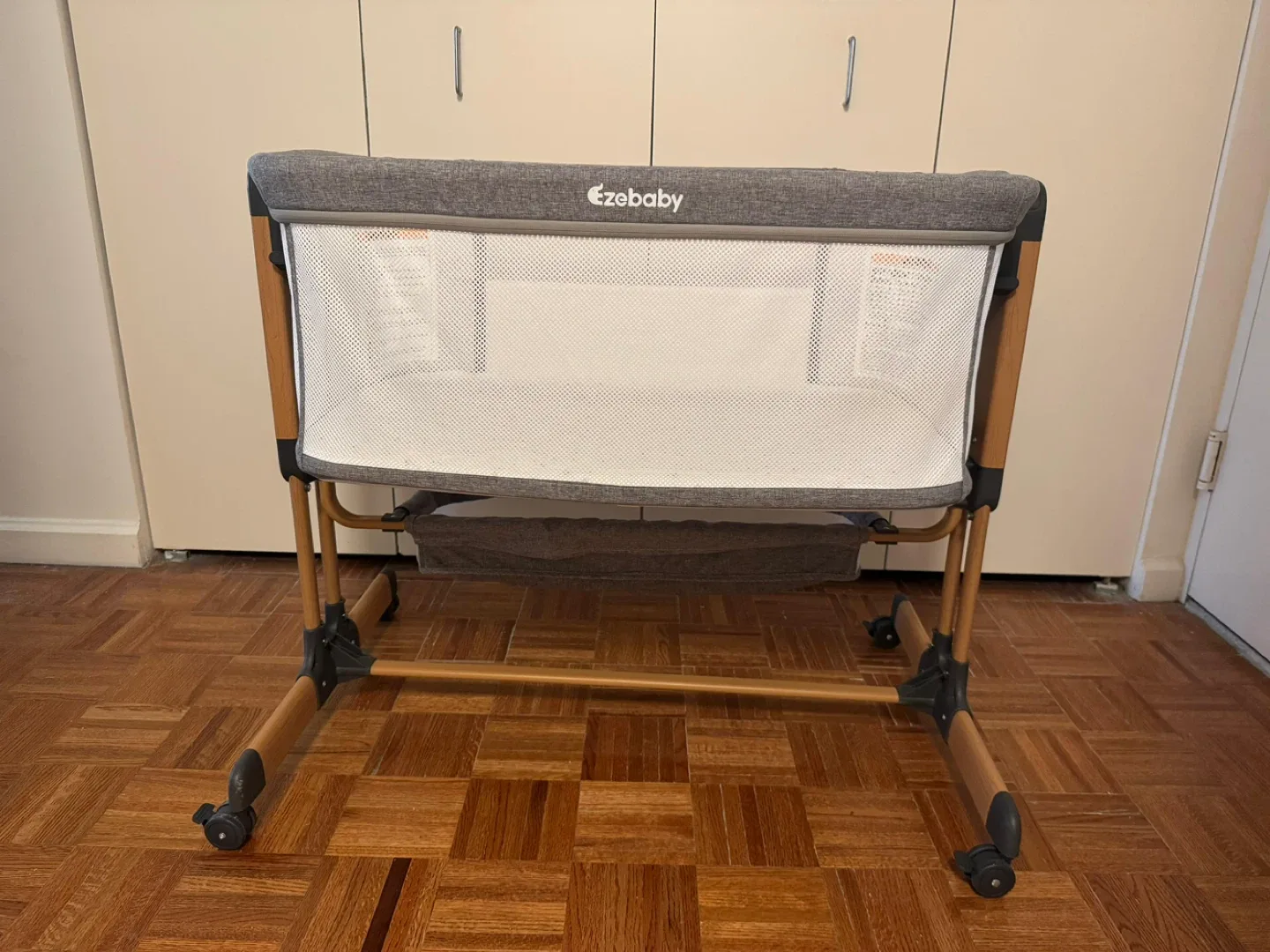 Eze Baby Beside Me Sleeper Bassinet image indicator(2)