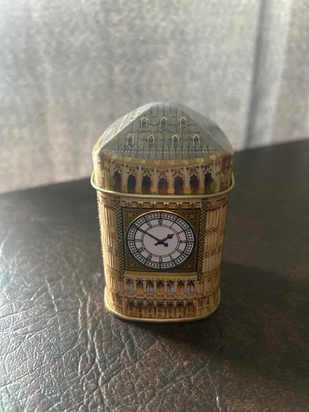 Free EARL GREY Loseleaf tea in cute TIN clock tower container . image indicator(2)