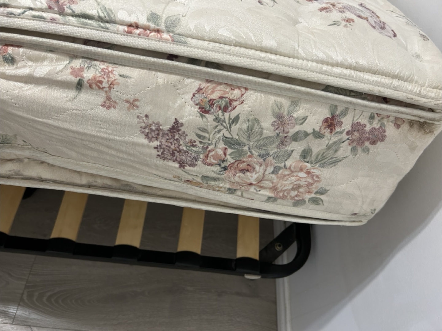 FREE QUEEN BED SET - photo 3