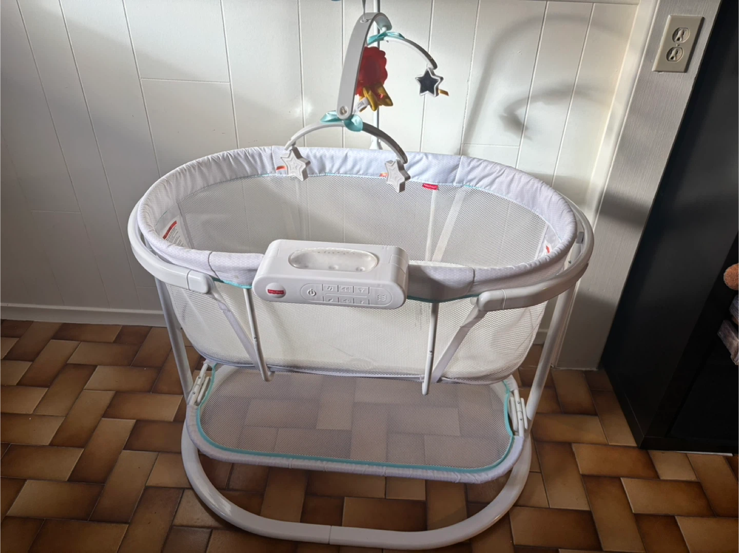 Fisher-Price Soothing Motions Bassinet - photo 2