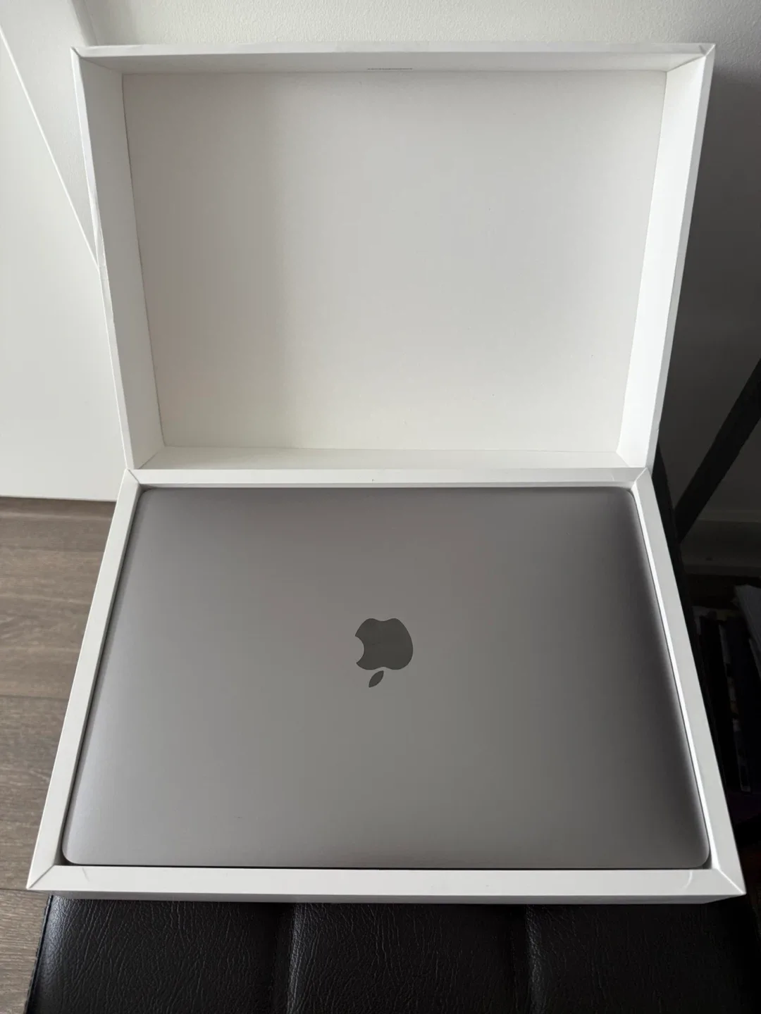 Apple MacBook Pro 13 inch image indicator(2)