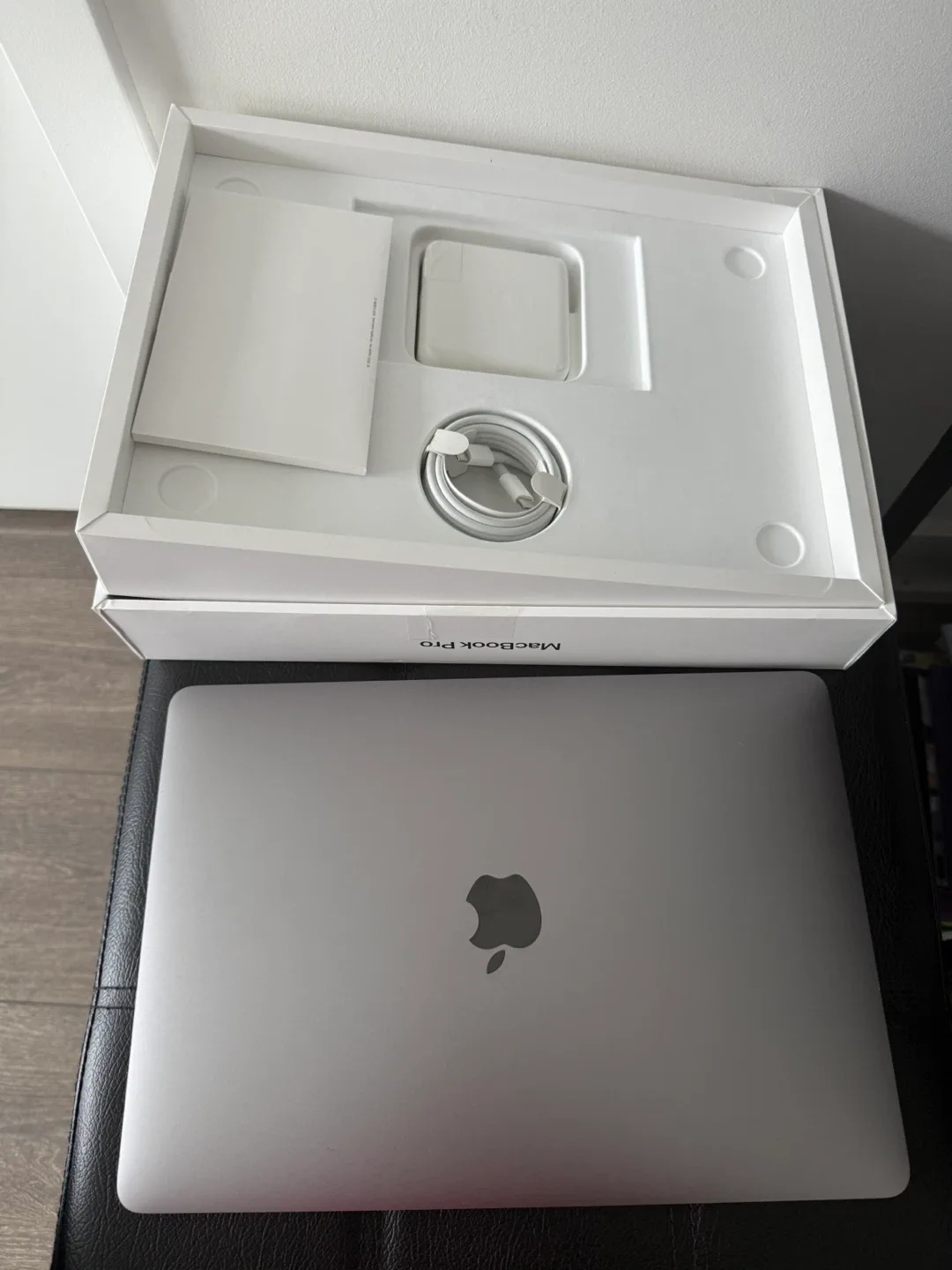 Apple MacBook Pro 13 inch image indicator(3)