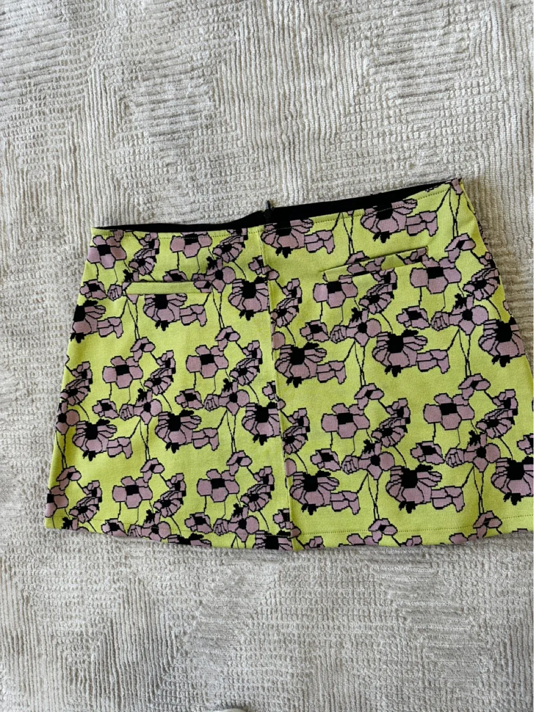 New Zara Floral Mini Skirt - Size L image indicator(2)