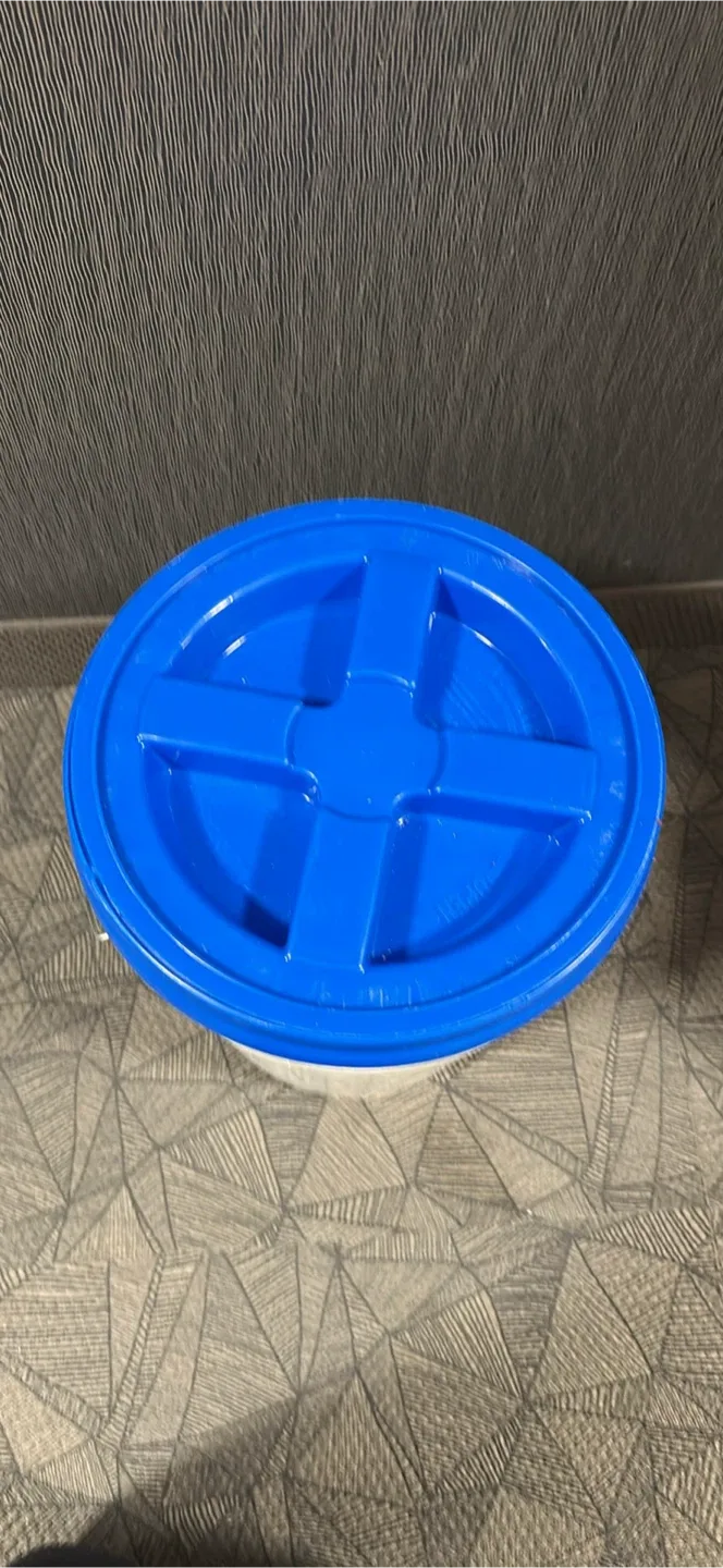 5 Gallon White Bucket with Blue Spinner Lid image indicator(2)