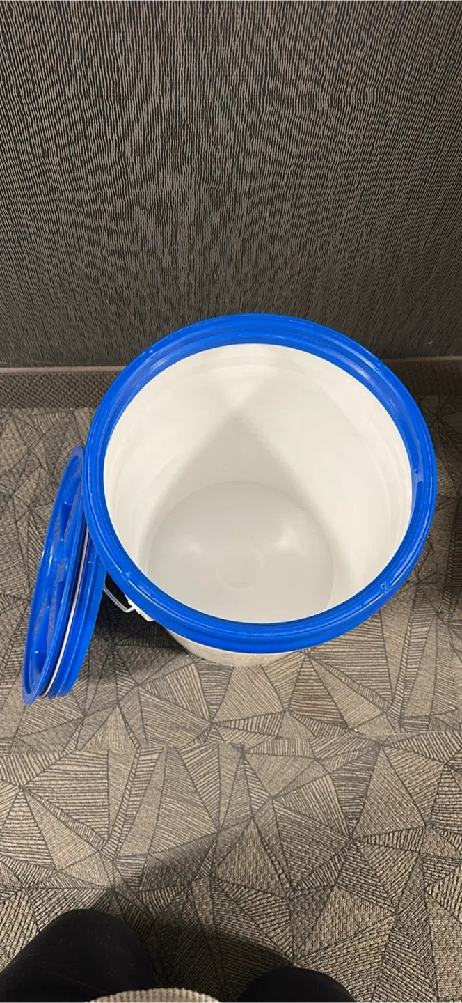 5 Gallon White Bucket with Blue Spinner Lid image indicator(3)