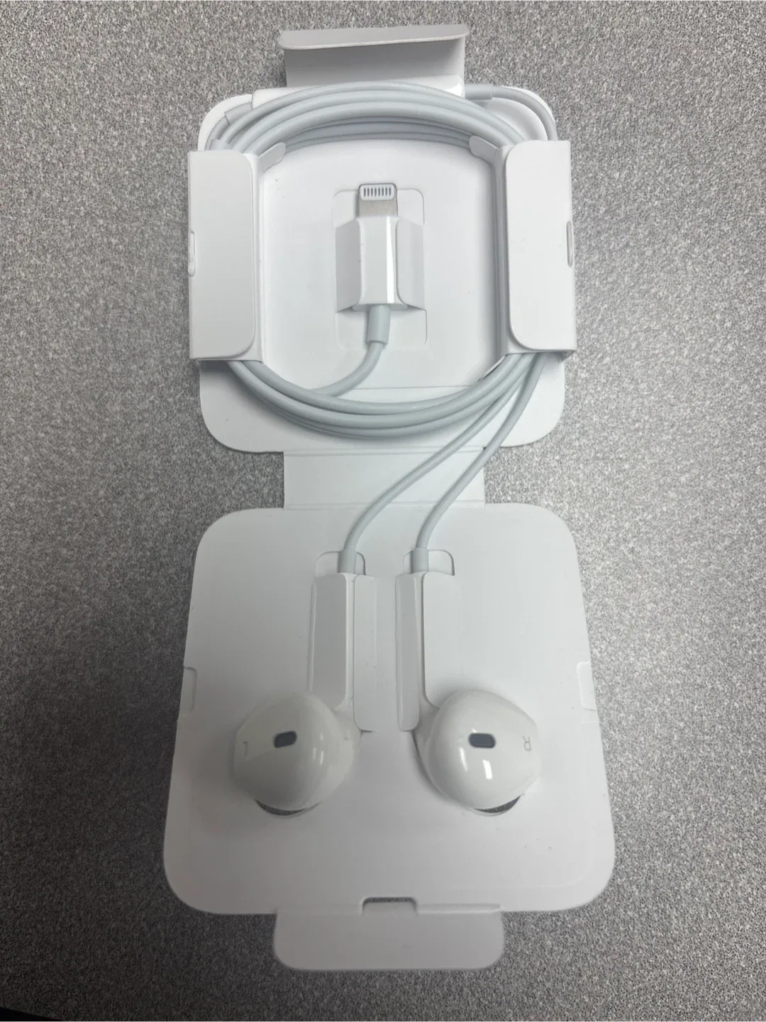 Apple EarPods with 3.5mm Headphone Plug - New image indicator(2)