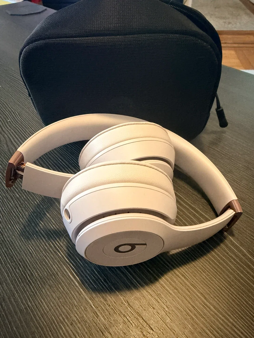 Beats Solo 4 Wireless On-Ear Headphones - Cloud Pink image indicator(3)