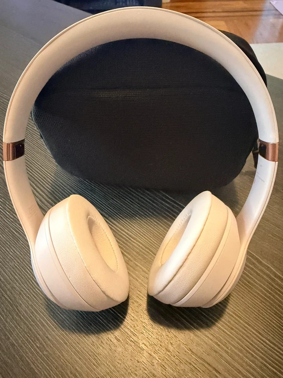 Beats Solo 4 Wireless On-Ear Headphones - Cloud Pink image indicator(2)