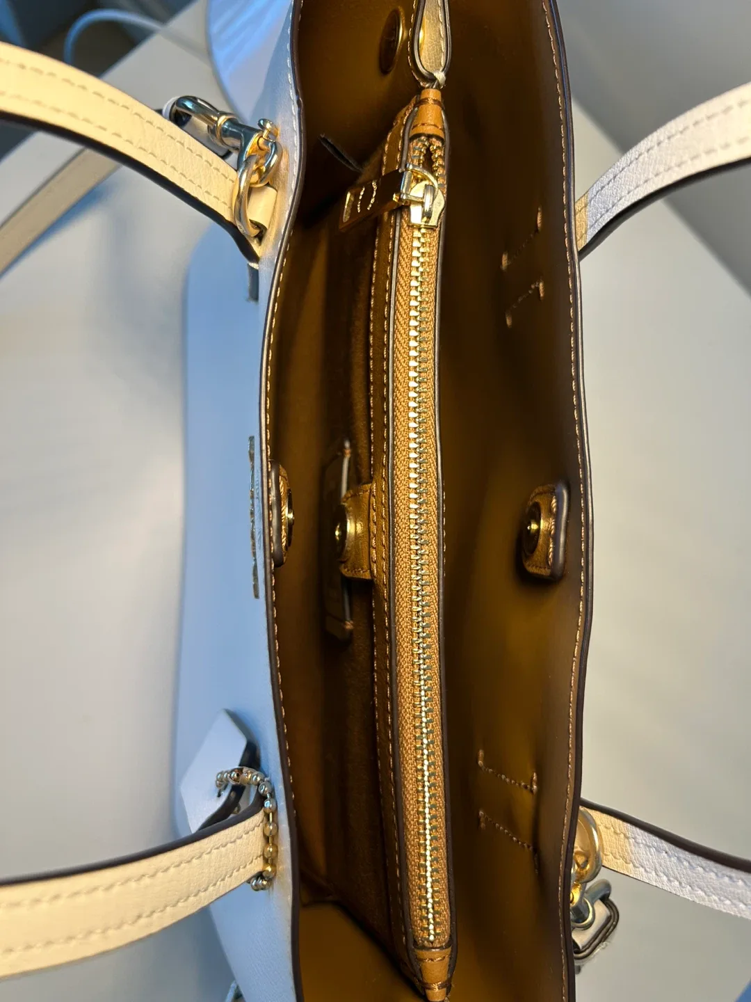 Coach White Leather Tote Bag image indicator(5)