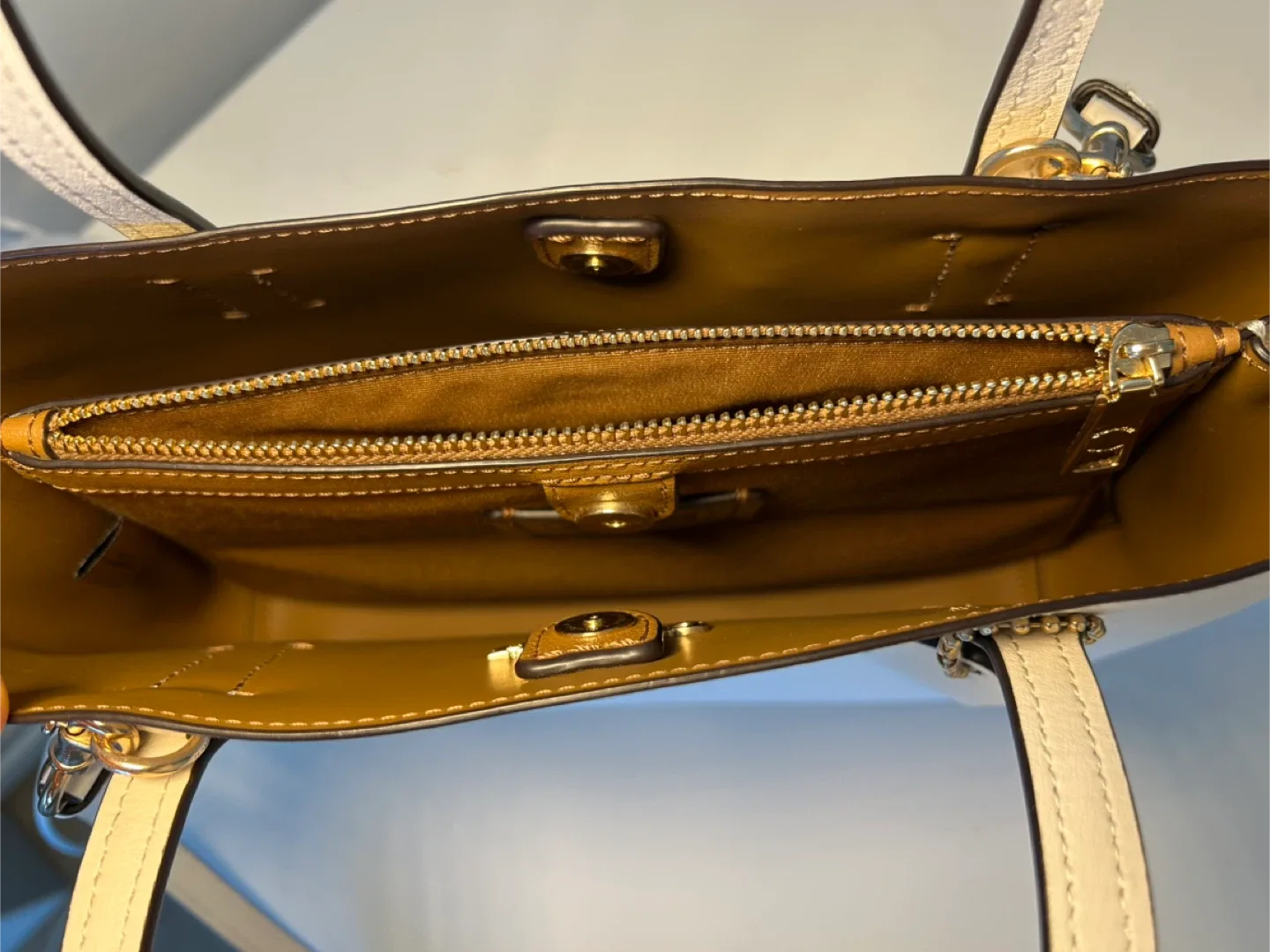 Coach White Leather Tote Bag image indicator(4)