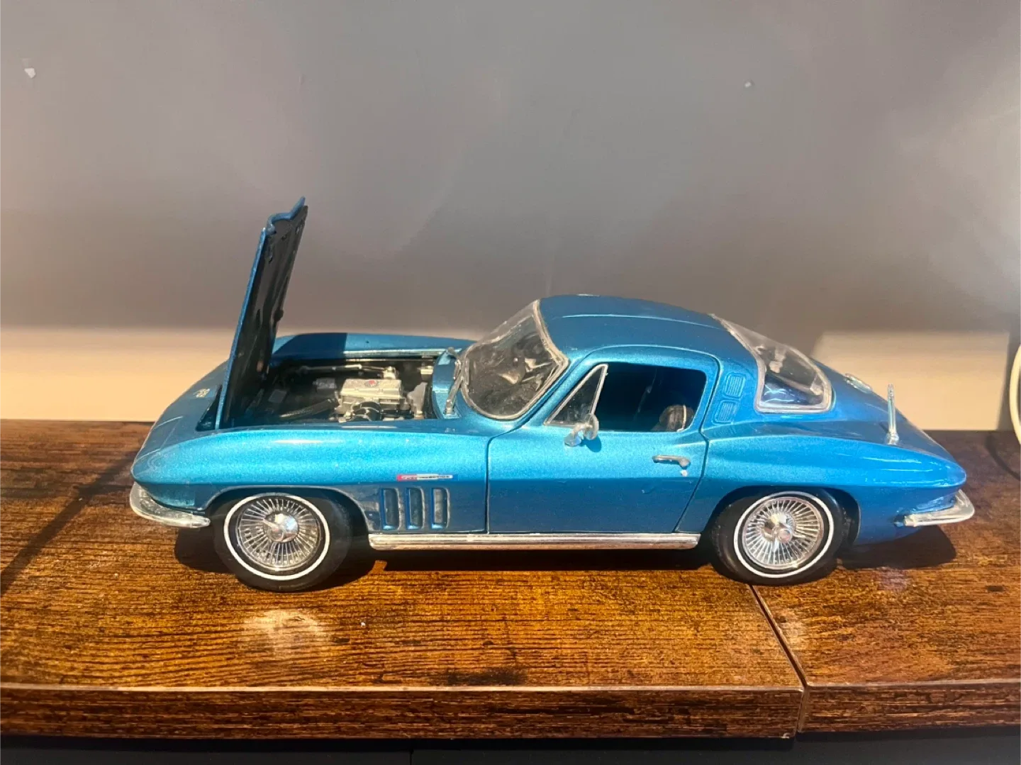 1965 Chevrolet Corvette Maisto 1/18 Scale image indicator(2)