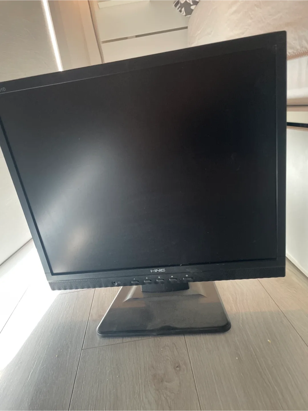 4:3 LCD Monitor. Small desk screen or for retro games
