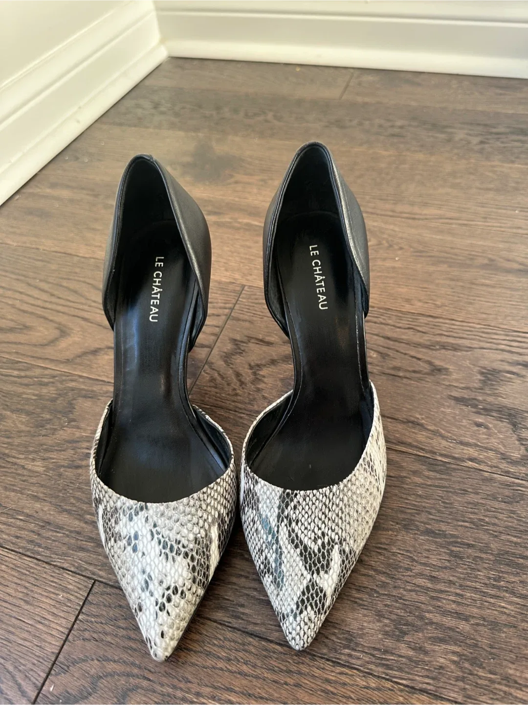 Pointed toe black & snakeskin heel