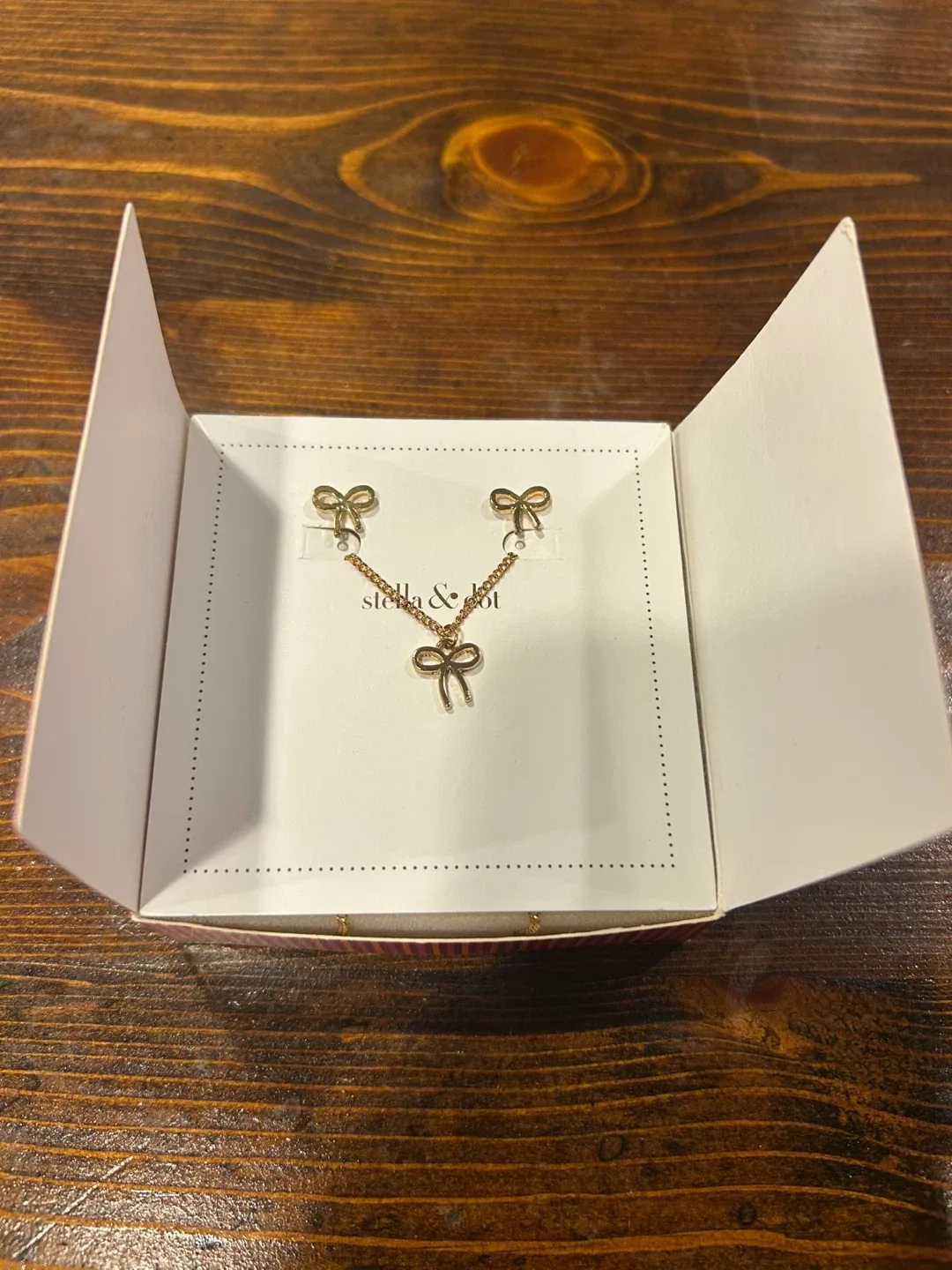 Stella & Dot Gold Bow Necklace & Earrings Set image indicator(2)