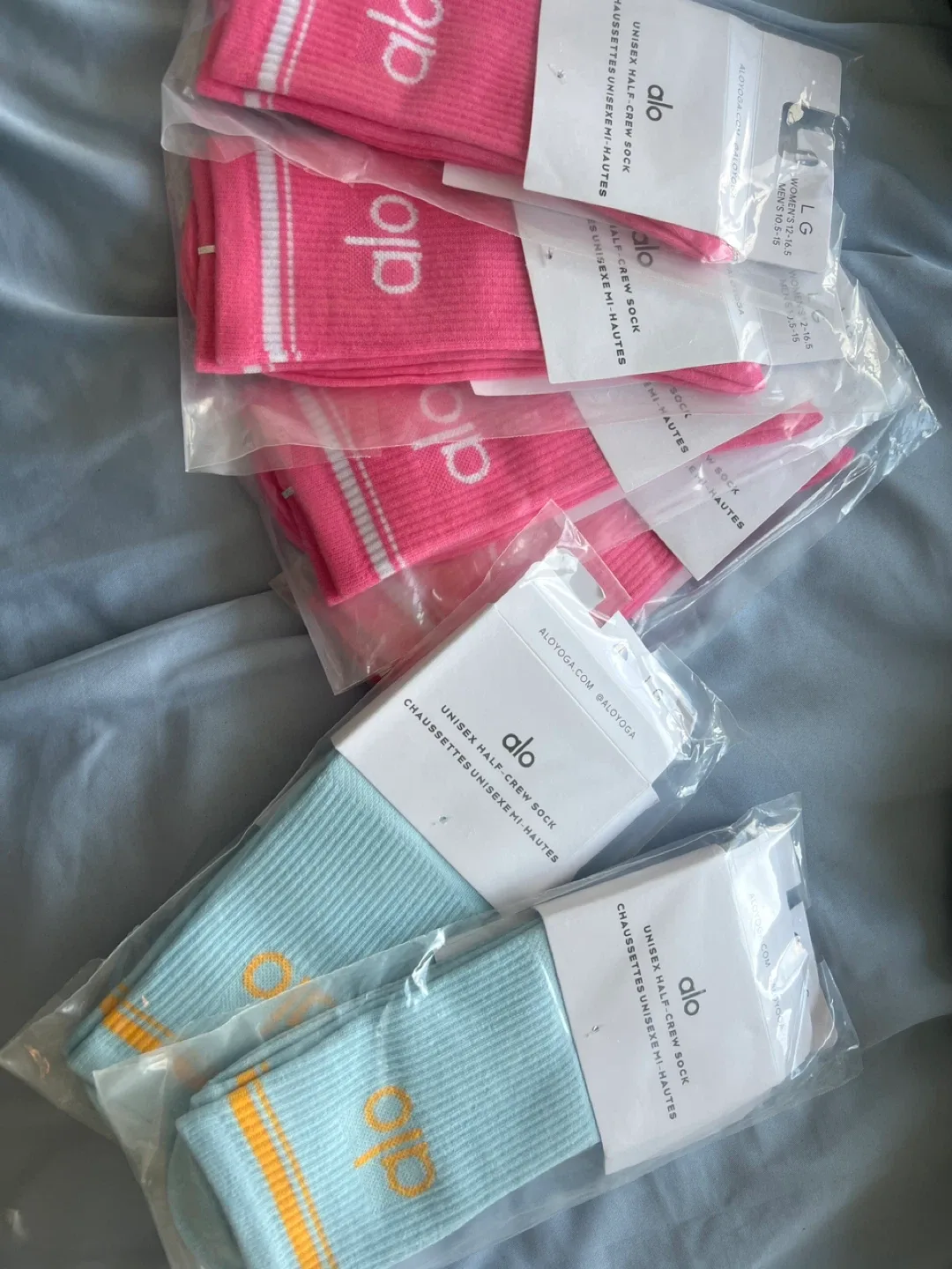 NWT Alo Unisex Half-Crew Throwback Sock image indicator(3)