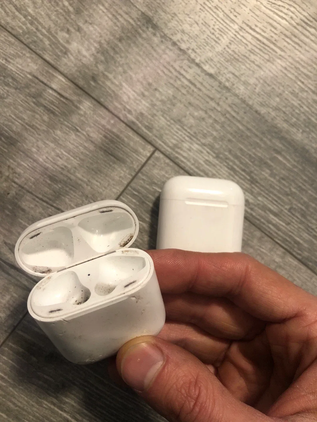 Faulty airpods two cases and one set of pods image indicator(4)