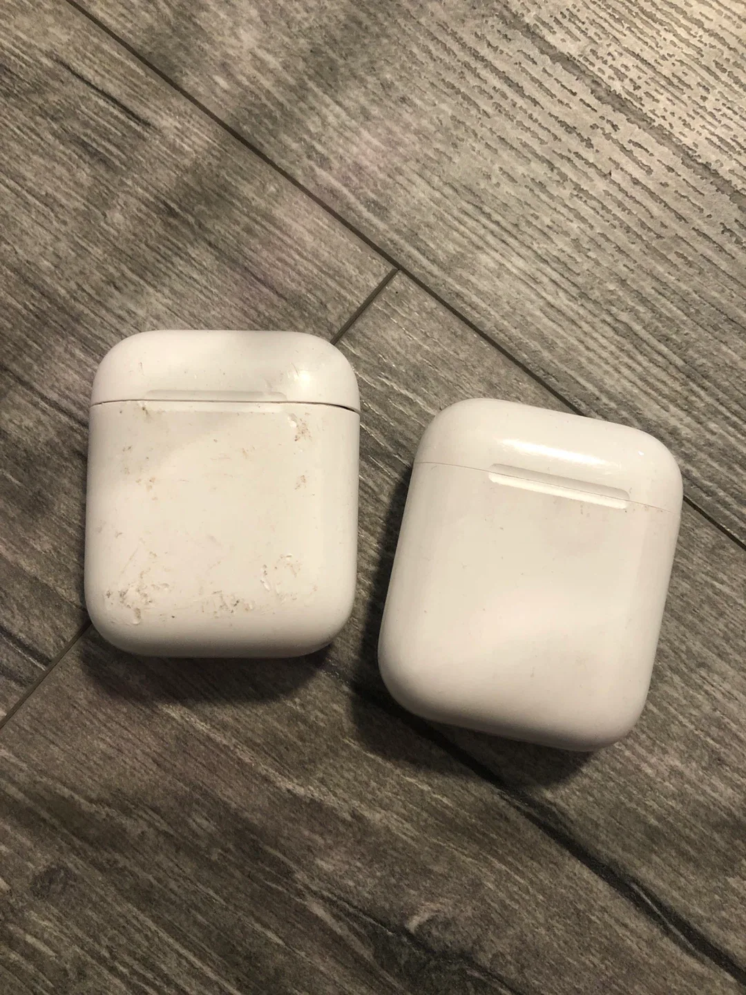 Faulty airpods two cases and one set of pods image indicator(2)