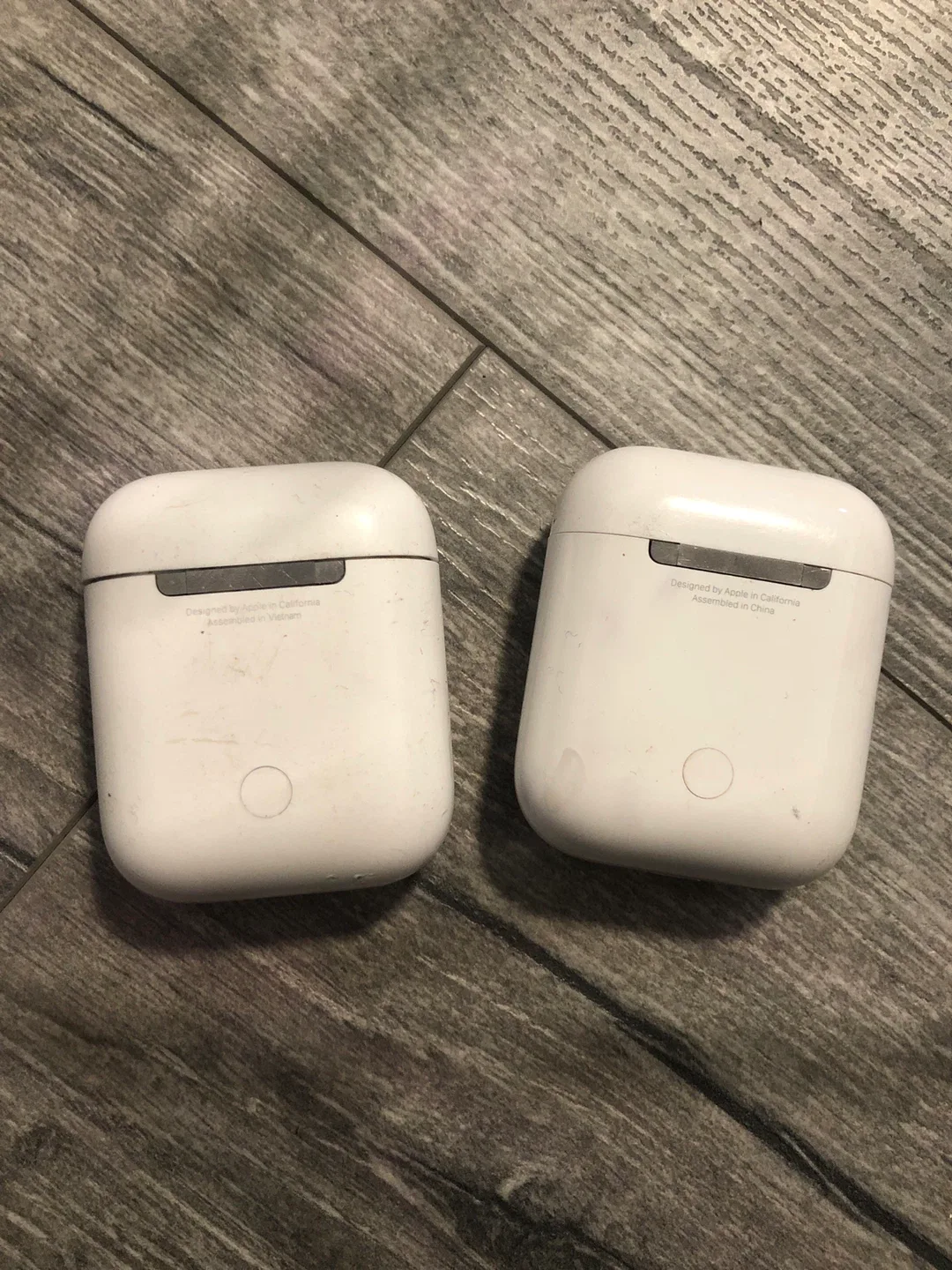 Faulty airpods two cases and one set of pods image indicator(3)