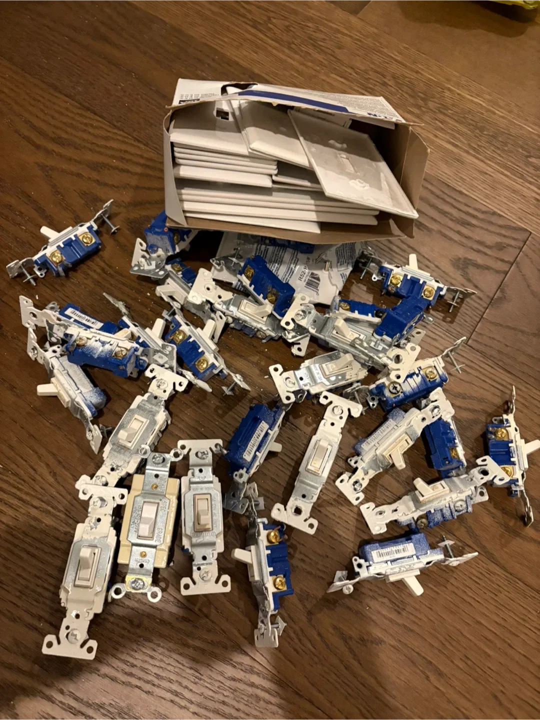 29 Light switches mix + plastic covers mix