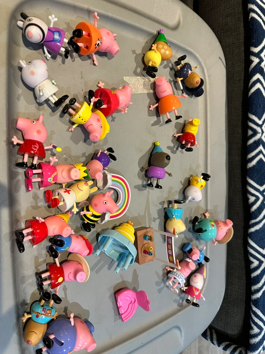 Peppa Pig Figures Lot image indicator(2)