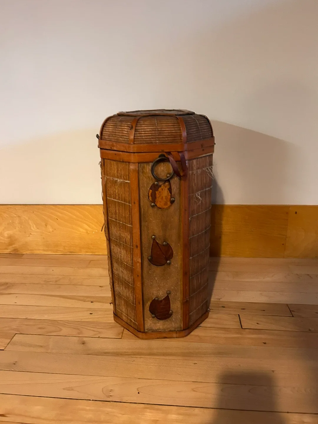 Vintage Bamboo Hamper image indicator(2)