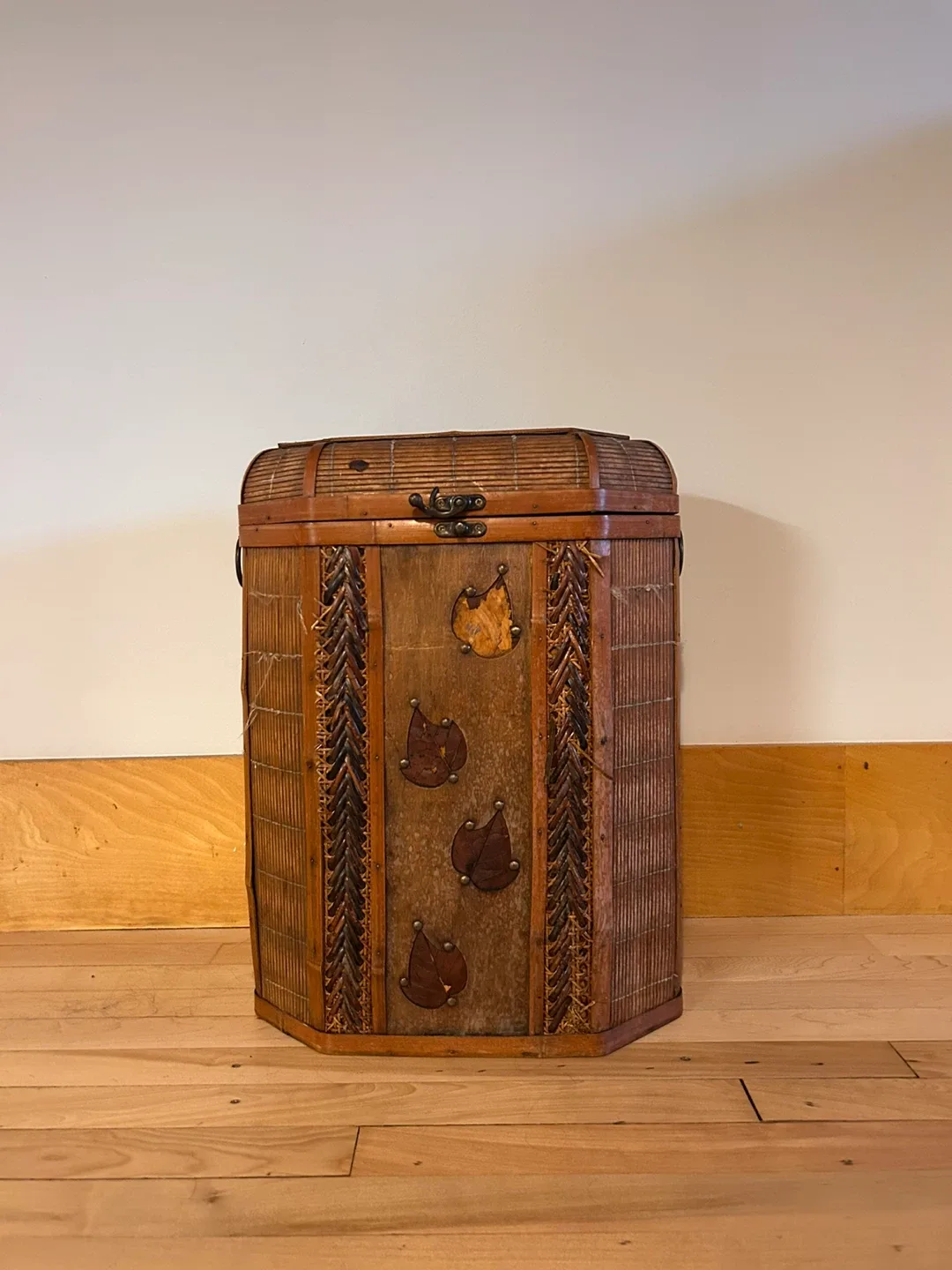 Vintage Bamboo Hamper image indicator(3)