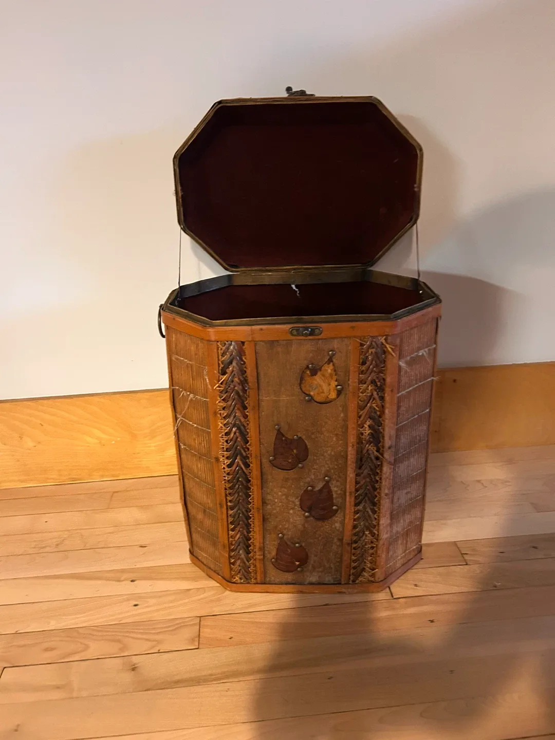 Vintage Bamboo Hamper image indicator(5)