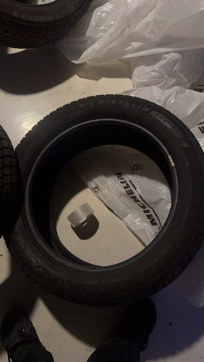 Michelin X-Ice Snow 275/45 R20 Tire image indicator(3)