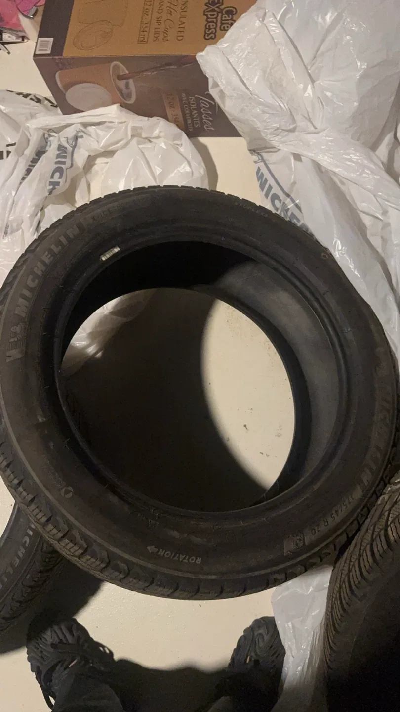 Michelin X-Ice Snow 275/45 R20 Tire image indicator(2)