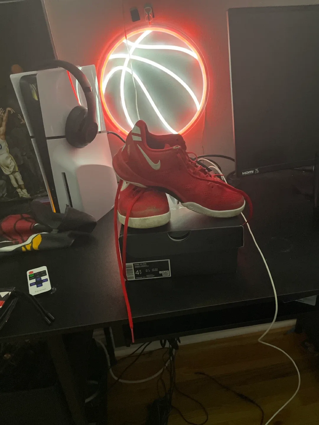 Nike Kobe VIII (GS) University Red/White Size 4.5Y image indicator(5)