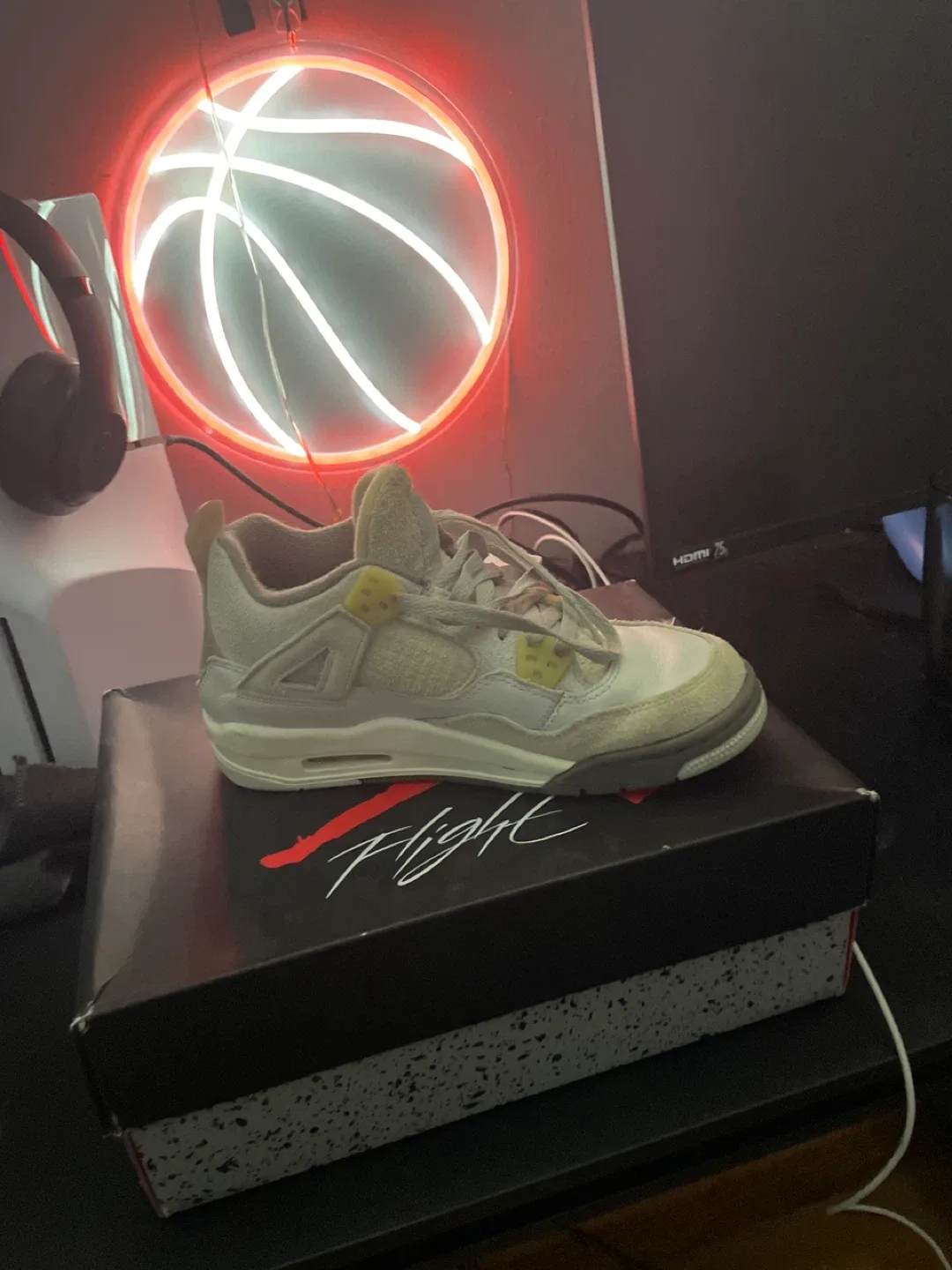 Air Jordan 4 Retro SE (GS) - Size 5.5Y image indicator(2)