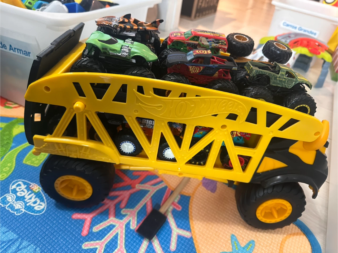 Hot Wheels Monster Trucks Carrier with Trucks