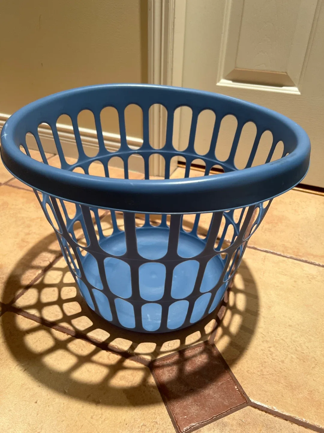 Blue Plastic Laundry Basket image indicator(2)