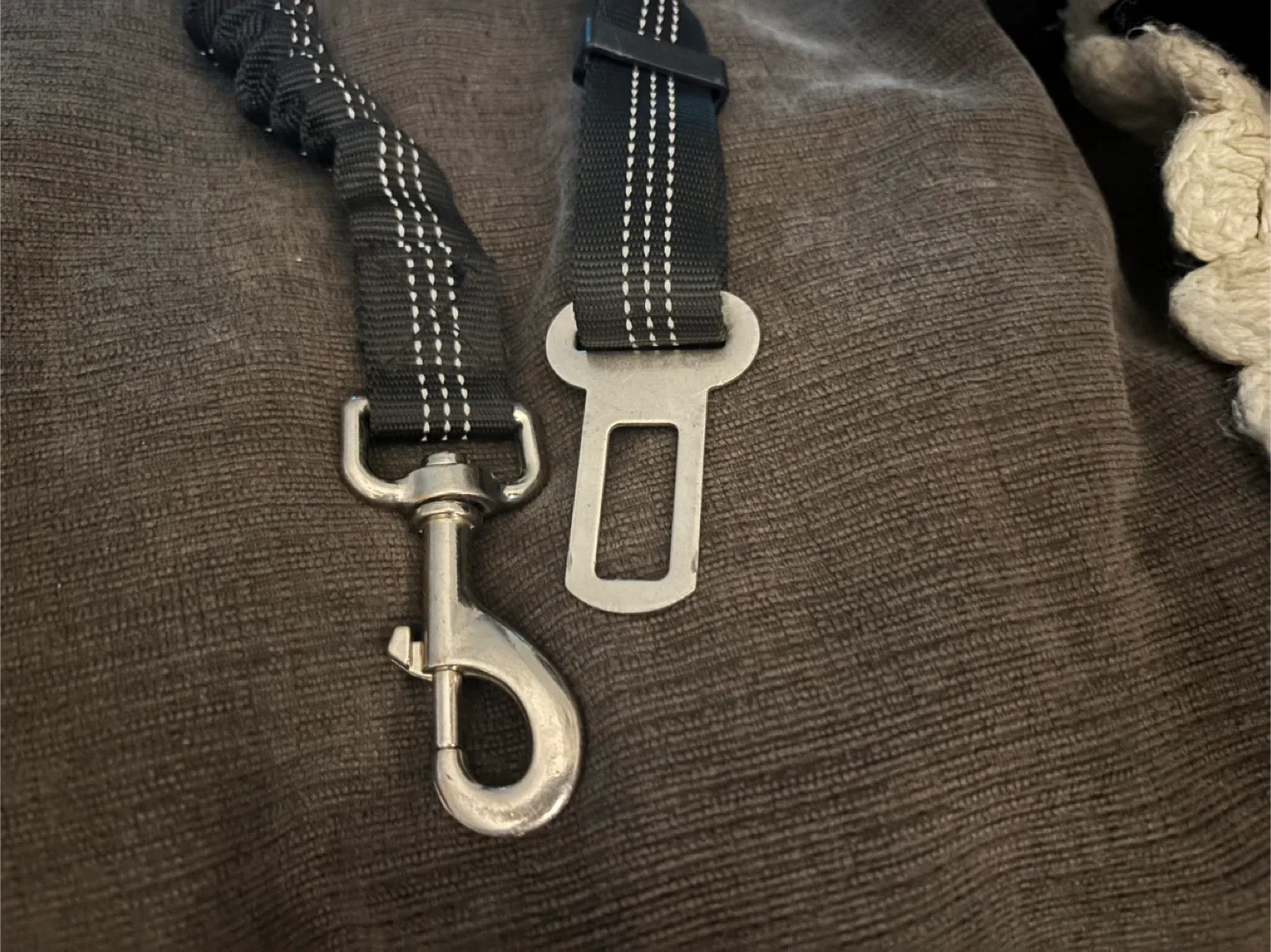 Slowton Dog Car Seat Belt - Black image indicator(3)