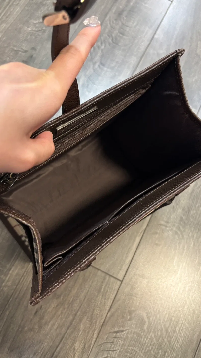 Burberry Tote Bag image indicator(3)