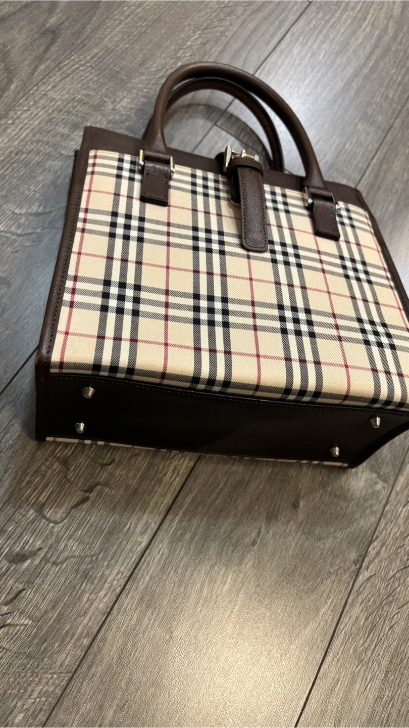 Burberry Tote Bag image indicator(2)