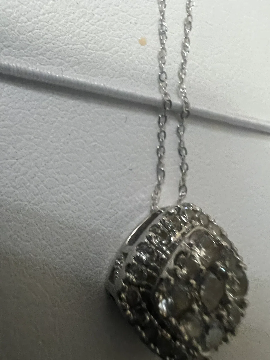 10K White Gold Diamond Pendant Necklace image indicator(2)